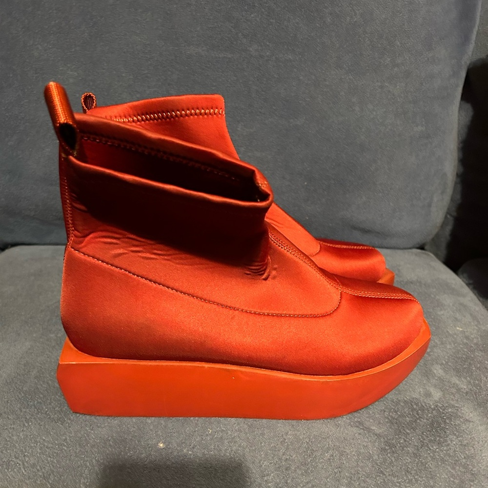 New United Nude ankle boots size 40 which is a 9.  Burgundy or cranberry color